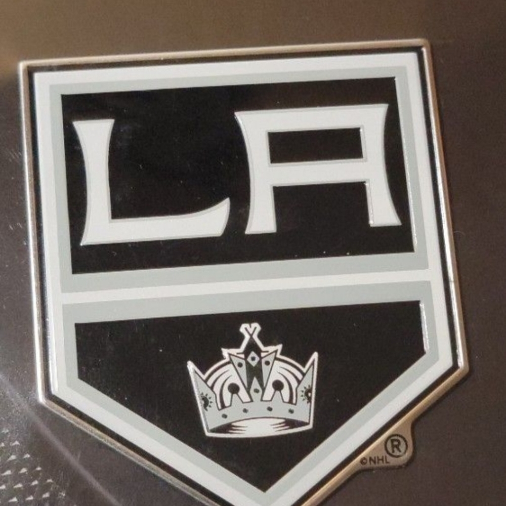 LOS ANGELES KINGS ALUMINUM HIGH QUALITY LOGO ADHESIVE BACK - Picture 2 of 3